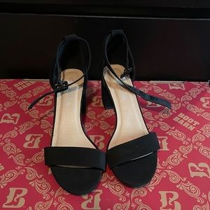 Sz 8 black heels
